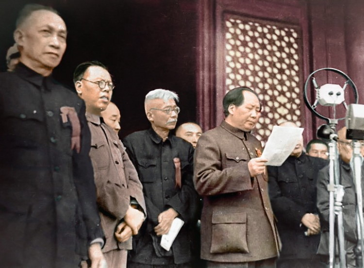 Chairman Mao proclaiming PRC
